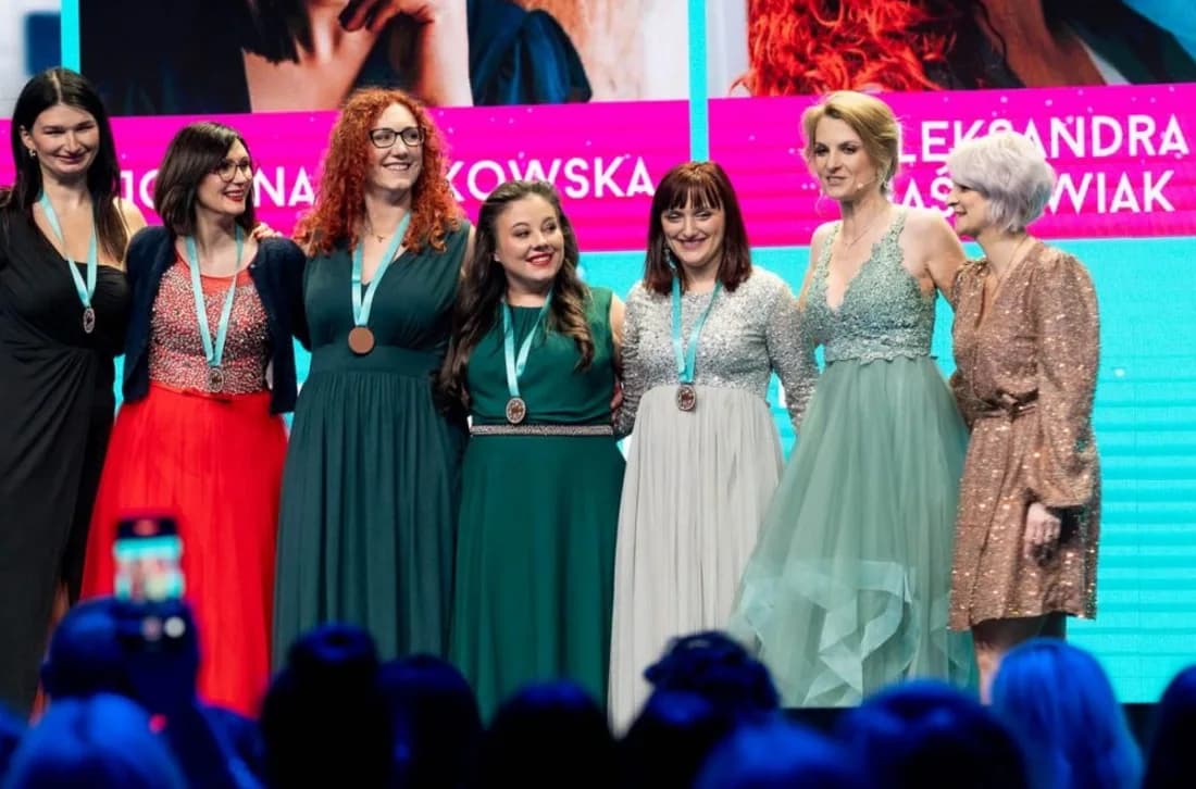 Medalistki Jestem Interaktywna na scenie Gali Kursory Roku